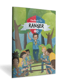 Zentrallager Scout Handbuch für Ranger im Szenario Mädchen- und Jungen-Camping mit Wald und Natur, Kinder in Scout-Uniformen, spielerisch Lernen, outdoor Abenteuer, Kindergruppe, Naturerlebnis, Erziehung.